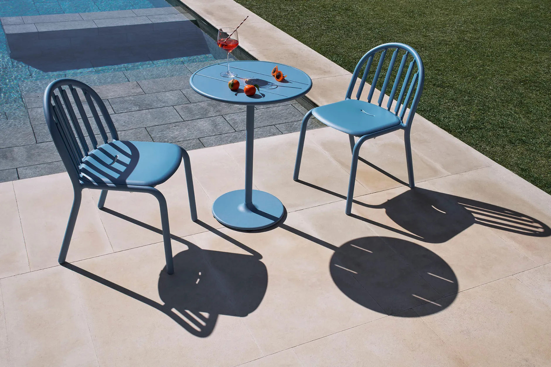 Fred's Bistreau Kleiner runder Gartentisch, blau, 60x60x76 cm